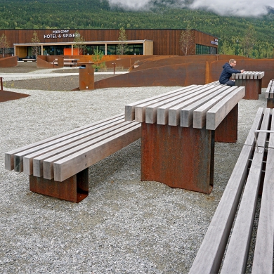 Stadtmöbel - raue Holzbank - Roug&Ready Picknickset, Vinstra (NO)